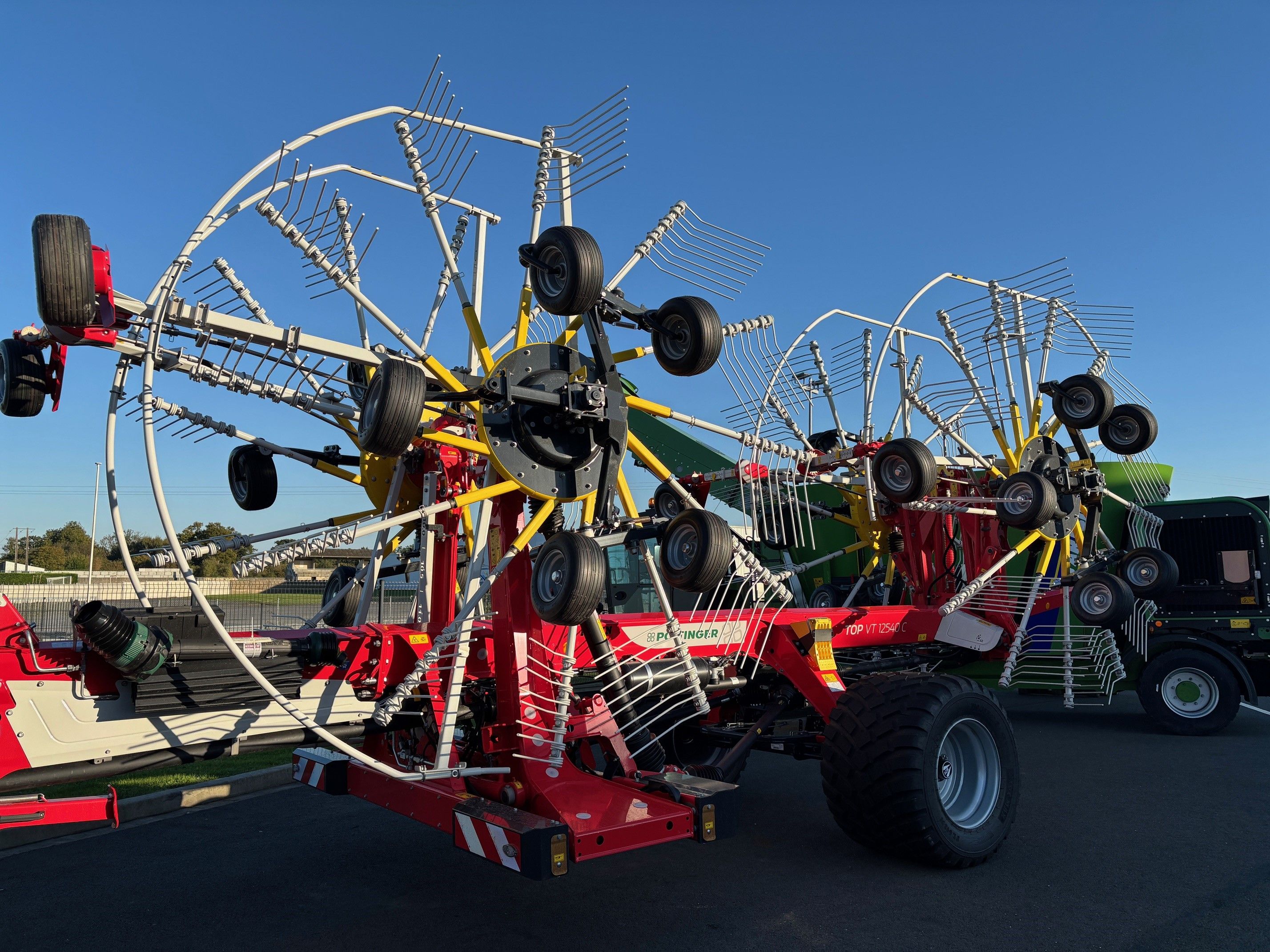 Arrivée de l'andaineur 4 rotors Pottinger chez MOTIN SAS